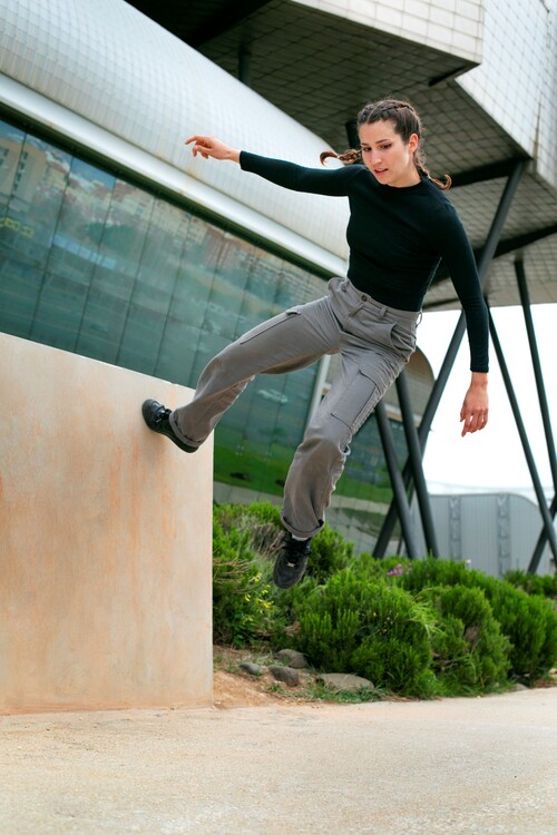 plein-coup-fille-faisant-du-parkour_2.jpg